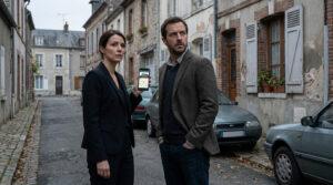 Un homme et une femme dans une rue ancienne regardent un smartphone pour s'orienter lors d'une recherche immobilière.