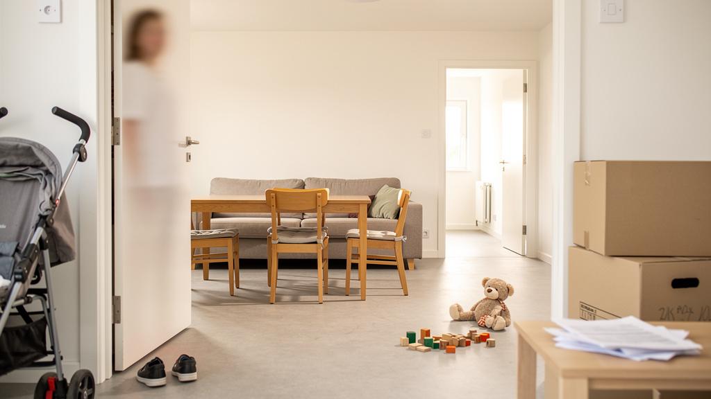 Famille visitant un appartement attribué par la commission de logement social