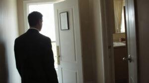 Huissier remettant un commandement de payer à un locataire